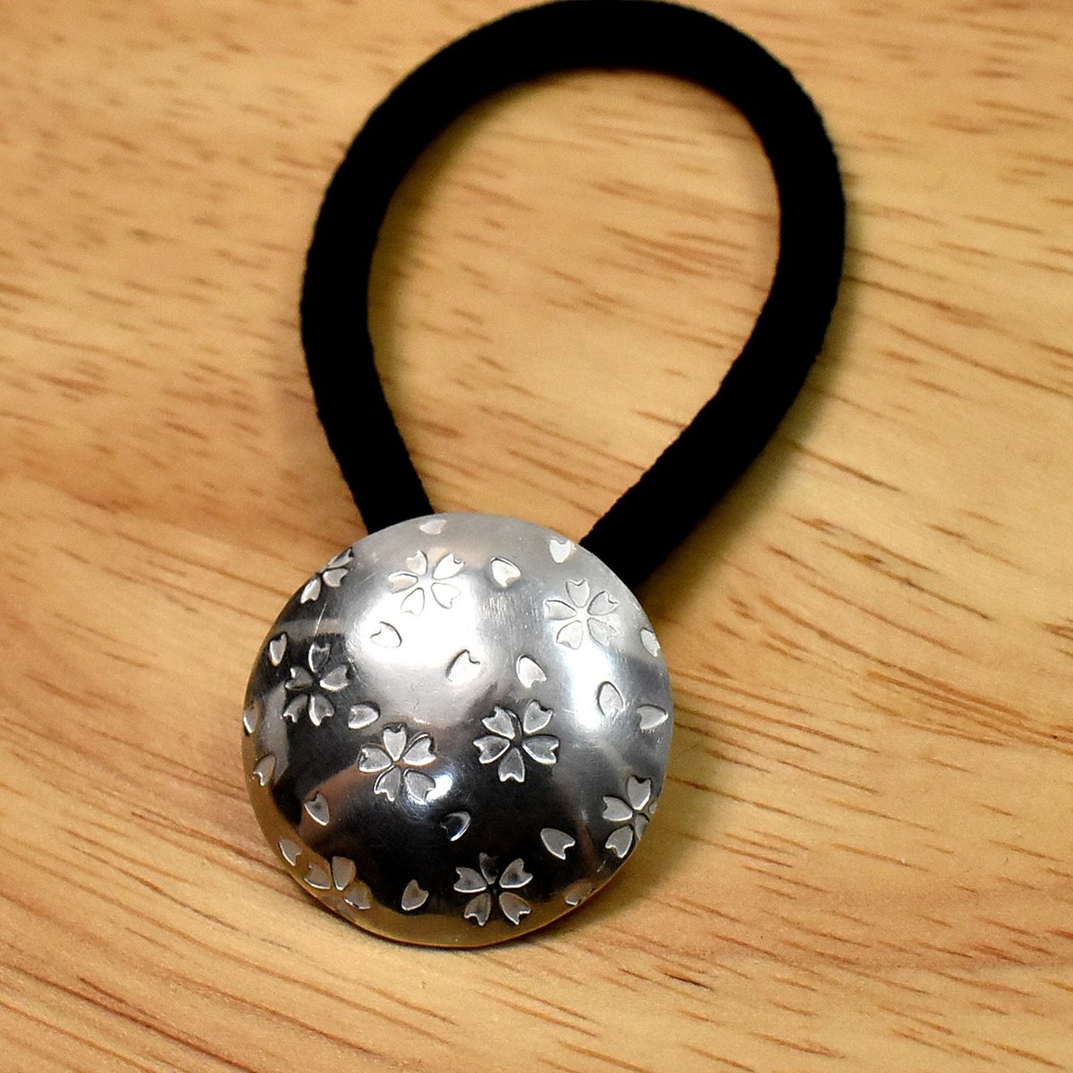 桜の花びら 円形 シルバーヘアゴム 一点物 No-07 | シルバー