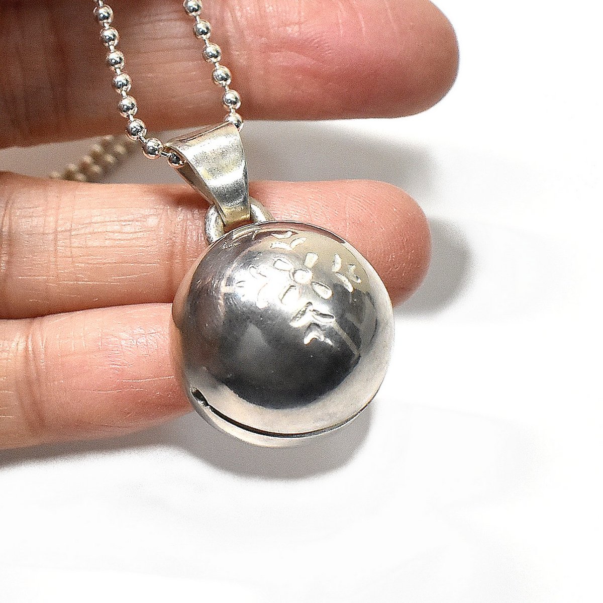 銀の鈴 ペンダントトップ 花の刻印模様 | シルバーアクセサリー工房アンク