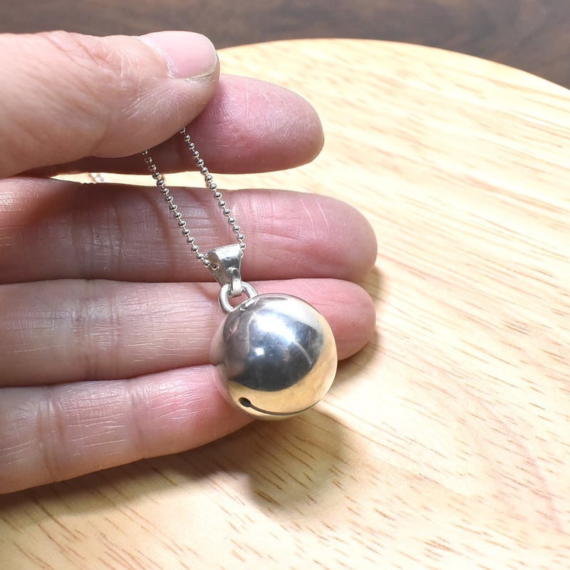 銀の鈴 ペンダントトップ 花の刻印模様 直径17mm | シルバー 銀の鈴 ペンダントトップ 花の刻印模様 直径17mm | シルバー