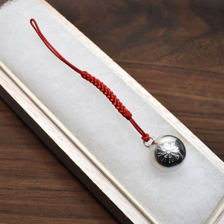 銀の鈴　守り鈴の根付 花の刻印模様 直径17mm