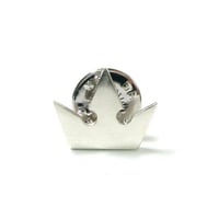 王冠のシルバーピンブローチ