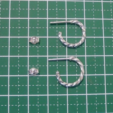 ツイスト シルバー フープピアス　両耳用