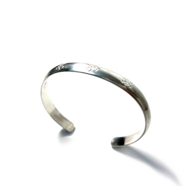 PANDORA シルバーバングル 限定ブレスレット　雪の結晶　17cm Pandora Moments Sparkling Snowflake Clasp Bangle