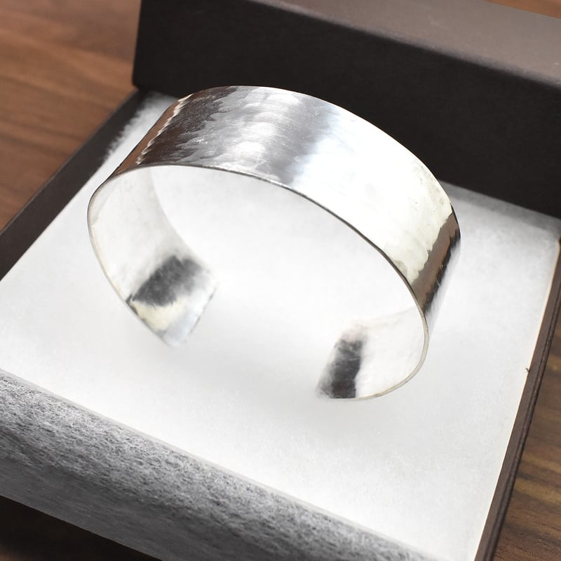 大ぶり 槌目模様 シルバーバングル 20mm幅 Mサイズ | シルバー