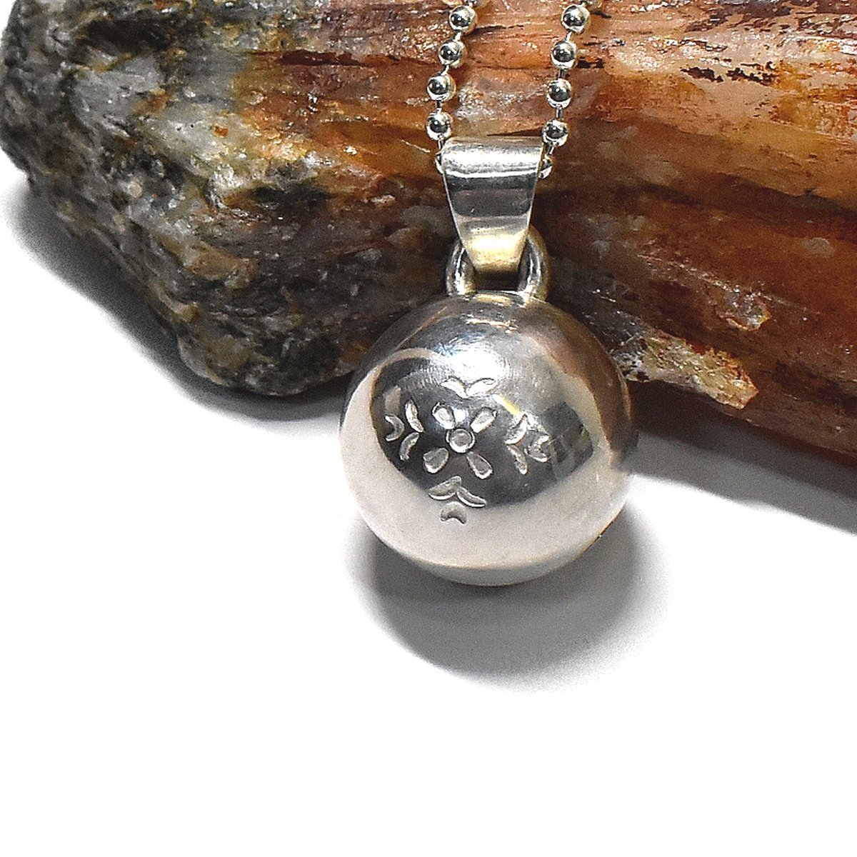 銀の鈴 ペンダントトップ 花の刻印模様 | シルバーアクセサリー工房アンク