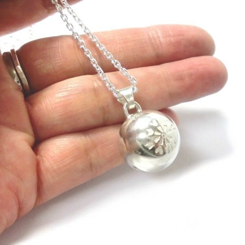 銀の鈴 ペンダントトップ 花の刻印模様 直径17mm | シルバー