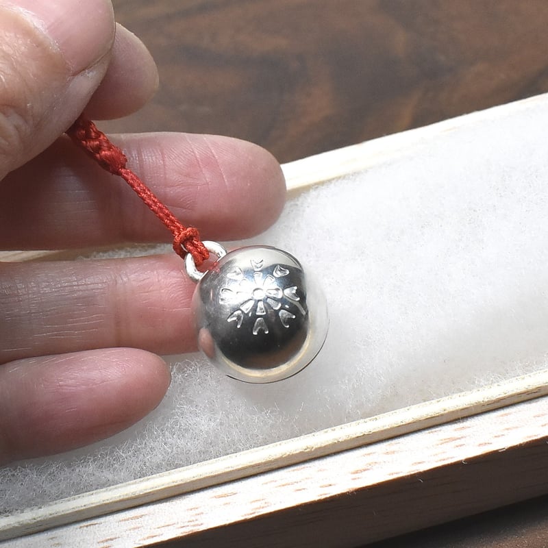 銀の鈴 守り鈴の根付 花の刻印模様 直径17mm | シルバーアクセサリー