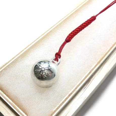 銀の鈴　守り鈴の根付 花の刻印模様 直径17mm