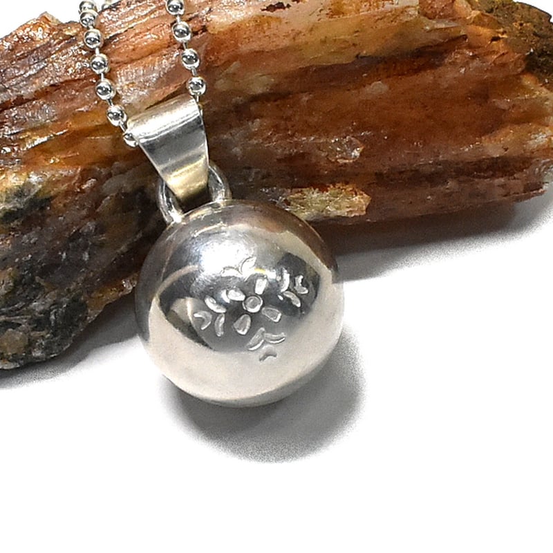 銀の鈴 ペンダントトップ 花の刻印模様 | シルバーアクセサリー工房アンク