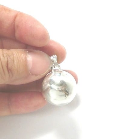 銀の鈴のペンダントトップ  直径20mm