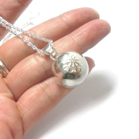 銀の鈴 ペンダントトップ  花の刻印模様  直径17ｍｍ
