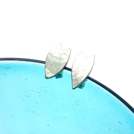 桜の花びら シルバーピアス 槌目模様