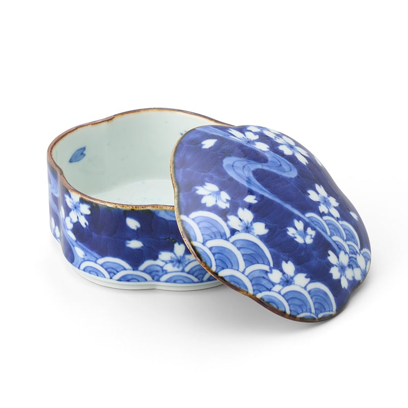 福泉窯 染付濃流水花絵花型蓋物 | 高級美術有田焼 柳屋 福泉窯 染付濃流水花絵花型蓋物 | 高級美術有田焼 柳屋