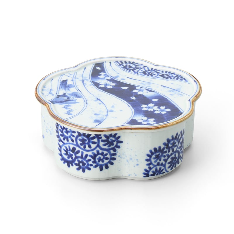 福泉窯 染付変り絵捻り紋花型蓋物(大) | 高級美術有田焼 柳屋 福泉窯 染付変り絵捻り紋花型蓋物(大) | 高級美術有田焼 柳屋