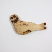 【Wood Jewel】【新品】フィンランド「ウッドジュエル」マグネット "Ringed Seal（ワモンアザラシ）” 250701-092