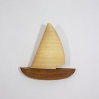 【Wood Jewel】【新品】フィンランド「ウッドジュエル」ブローチ "Sailboat（帆ボート）” 250701-018