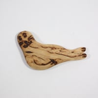 【Wood Jewel】【新品】フィンランド「ウッドジュエル」マグネット "Ringed Seal（ワモンアザラシ）” 250701-089