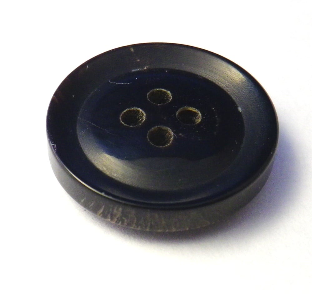 水牛ボタン スーツ(1)着分 ツヤの黒色 No.620-1-B | 釦工房