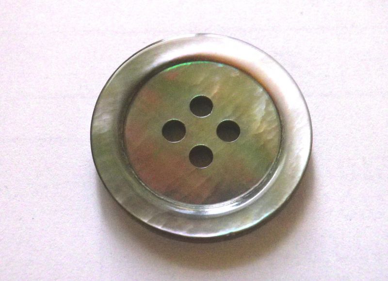 黒蝶貝 貝ボタン 定番の17型 4穴 SH-117 | 釦工房 natural-buttons 黒蝶貝 貝ボタン 定番の17型 4穴 SH-117 | 釦工房 natural-buttons