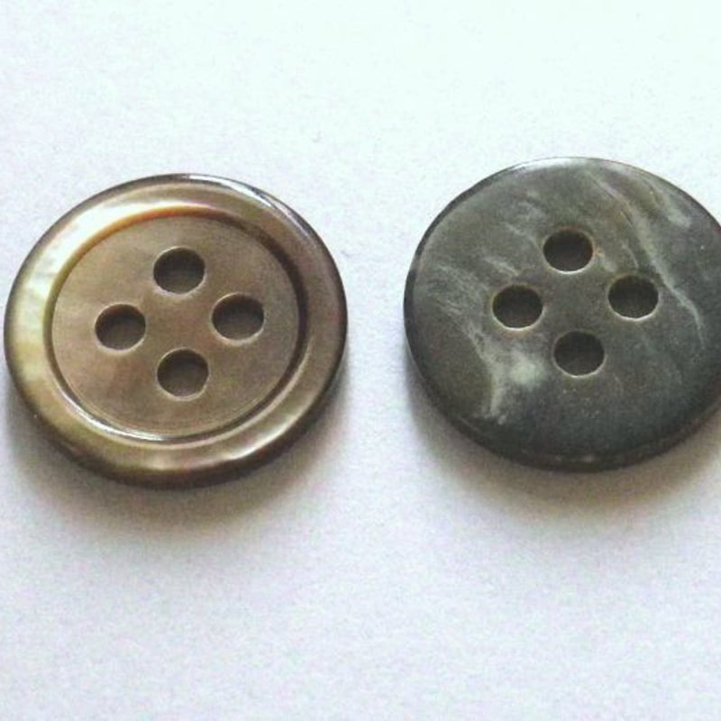 黒蝶貝 貝ボタン 定番の17型 4穴 SH-117 | 釦工房 natural-buttons 黒蝶貝 貝ボタン 定番の17型 4穴 SH-117 | 釦工房 natural-buttons