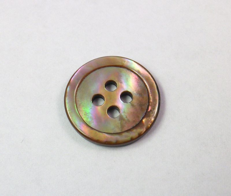 茶蝶貝 貝ボタン 定番の17型 4穴 | 釦工房 natural-buttons 茶蝶貝 貝ボタン 定番の17型 4穴 | 釦工房 natural-buttons