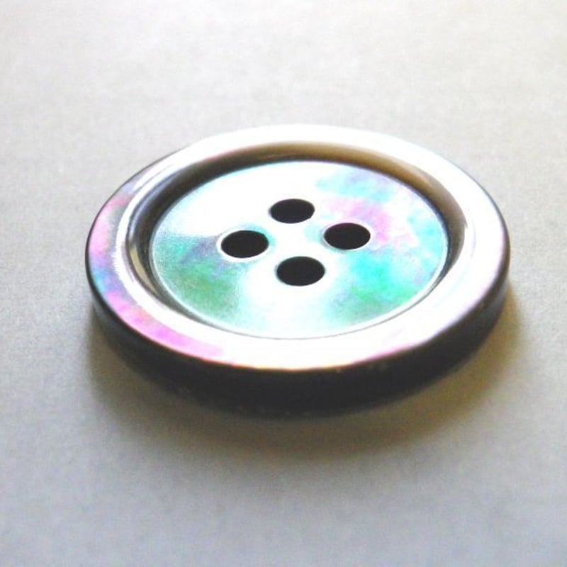 黒蝶貝 貝ボタン 定番の17型 4穴 SH-117 | 釦工房 natural-buttons 黒蝶貝 貝ボタン 定番の17型 4穴 SH-117 | 釦工房 natural-buttons