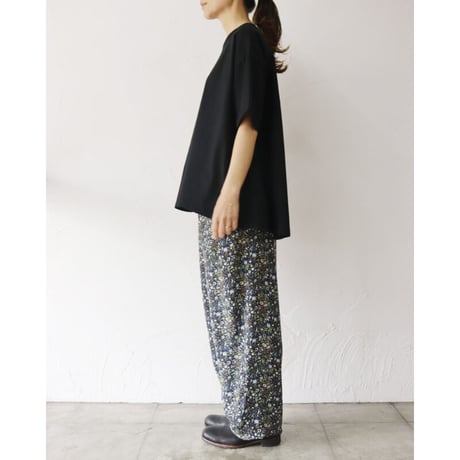 TRAVAIL MANUEL トラバイユマニュアル　フラワープリントイージーパンツ　#ネイビー