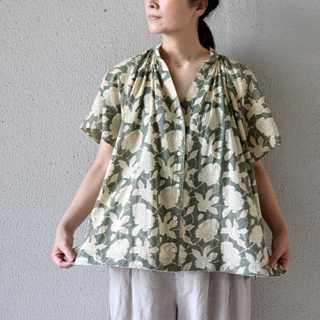 ARTE POVERA アルテポーヴェラ　インド草木染めハンドプリントスタンドギャザーシャツ　#オリーブ
