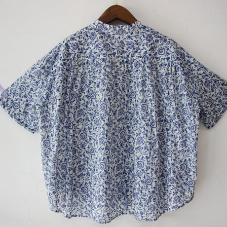 **再入荷**LinenYa リネンヤ　コットンボイルフラワープリントバンドカラー半袖シャツ　#ネイビー、ホワイト