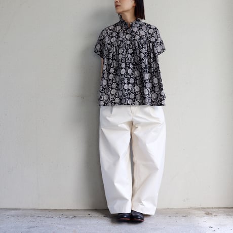soil ソイル　フラワーフリルカラーフレンチスリーブシャツ　#ブラック、ベージュ