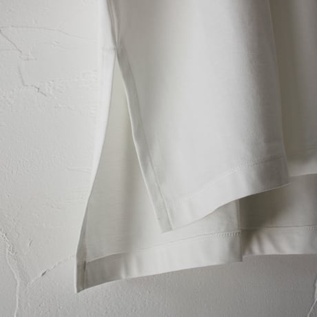 TRAVAIL MANUEL トラバイユマニュアル　ミディ天竺BIGスリットTシャツ　 #ホワイト、ブラック