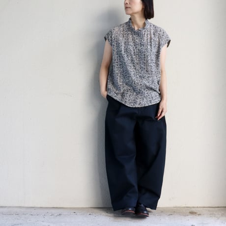 maison de soil メゾンドソイル アラベスク柄ノースリーブフリルカラーブラウス　#DK.GREY