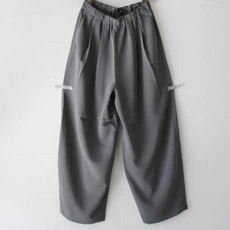 TRAVAIL MANUEL トラバイユマニュアル　Wサテンコクーンパンツ　#グレーオリーブ