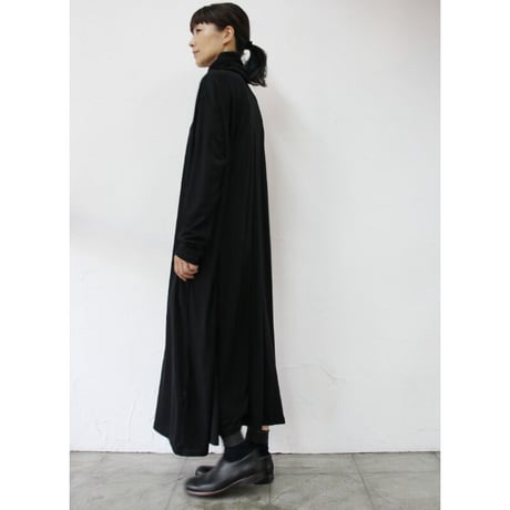 CAERULA カエルラ　ウォッシャブルウール天竺ハイネックバックフレアーワンピース　#ブラック、TOPグレー