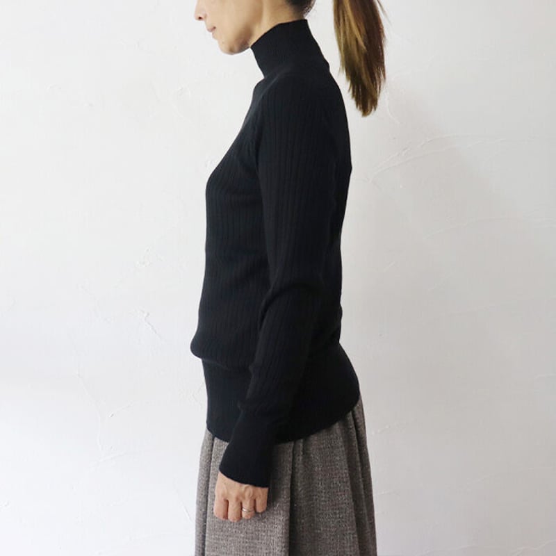 SUSURI ススリ ポエータハイネックセーター #black . dark navy . s