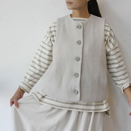 **再入荷**maomade マオメイド　圧縮ウール×タフタ中綿キルトベスト　#キナリ、ブラック