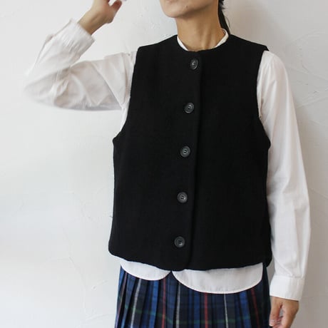 **再入荷**maomade マオメイド　圧縮ウール×タフタ中綿キルトベスト　#キナリ、ブラック