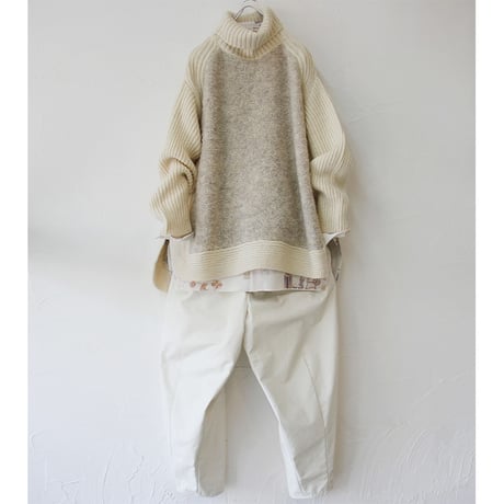 **再入荷** maomade マオメイド　ローゲージヤーンｘブークレ切り替えタートルネックポンチョ　#クリーム、キャメル、ブラック