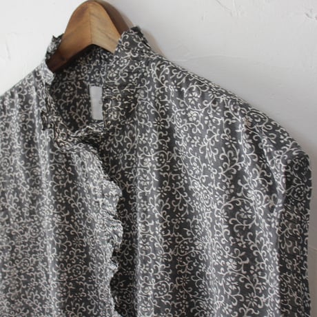 maison de soil メゾンドソイル アラベスク柄ノースリーブフリルカラーブラウス　#DK.GREY