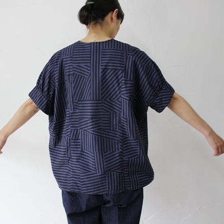 homspun ホームスパン　パッチワークストライププリントVネックブラウス　#オフ白×オリーブ、エンジ×ネイビー、ネイビー×ブラック