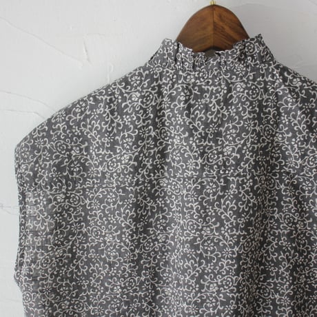 maison de soil メゾンドソイル アラベスク柄ノースリーブフリルカラーブラウス　#DK.GREY