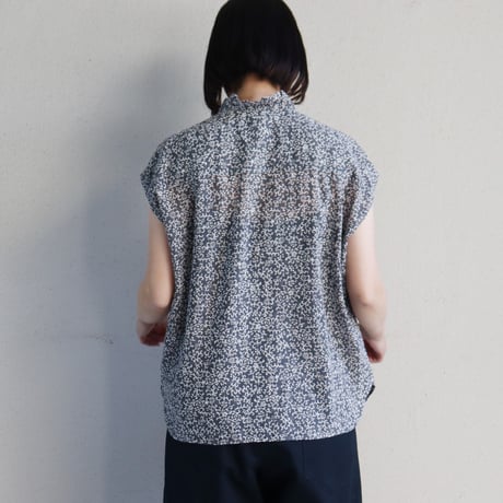 maison de soil メゾンドソイル アラベスク柄ノースリーブフリルカラーブラウス　#DK.GREY