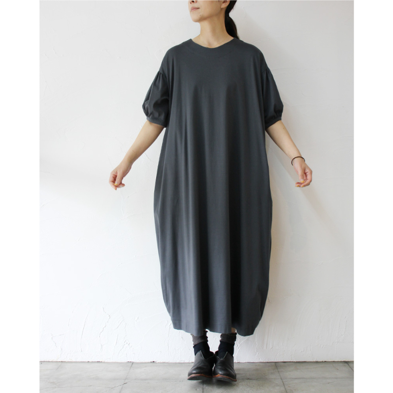 atelier naruse コクーンワンピース 鉛白バックボタン付き atelier naruse コクーンワンピース 鉛白バックボタン付き