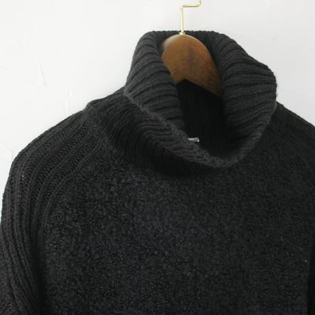 **再入荷** maomade マオメイド　ローゲージヤーンｘブークレ切り替えタートルネックポンチョ　#クリーム、キャメル、ブラック