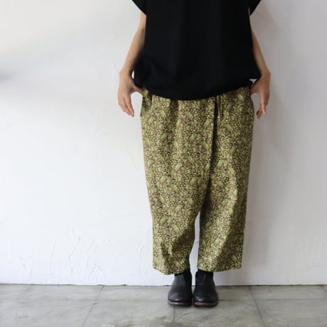 **再入荷**TRAVAIL MANUEL トラバイユマニュアル　ボタニカルプリントスラントリボンパンツ　#グリーン、ブラック