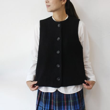 **再入荷**maomade マオメイド　圧縮ウール×タフタ中綿キルトベスト　#キナリ、ブラック