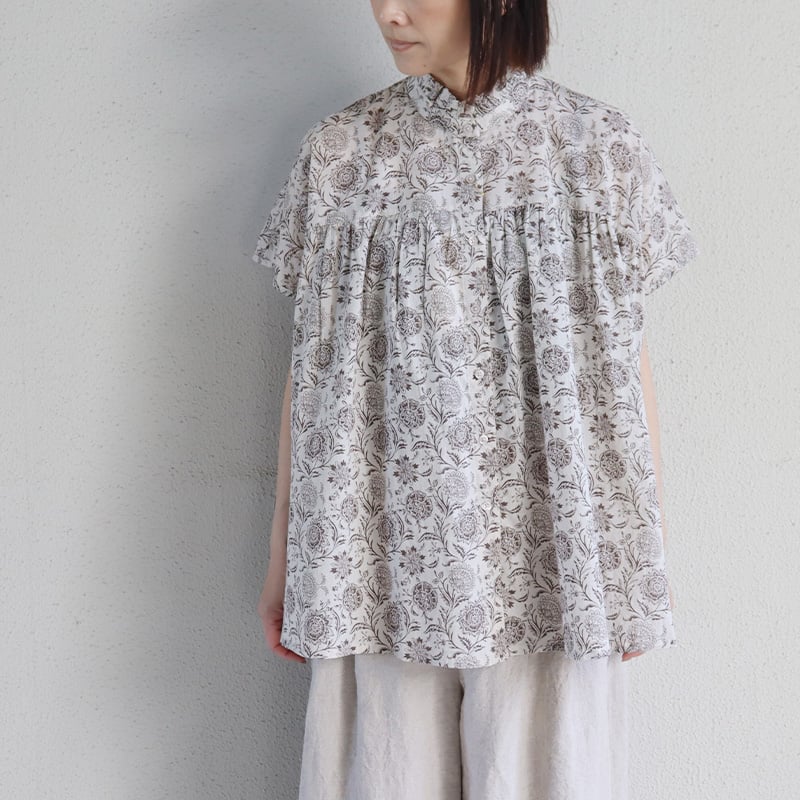 北欧、暮らしの道具店　別注　soil フリルカラーブラウス　花柄　ブラック 当店別注】SOIL / フリルカラーブラウス/ 花柄（ブラック