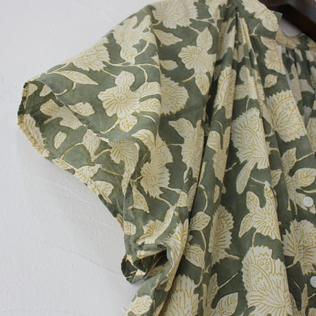 ARTE POVERA アルテポーヴェラ　インド草木染めハンドプリントスタンドギャザーシャツ　#オリーブ