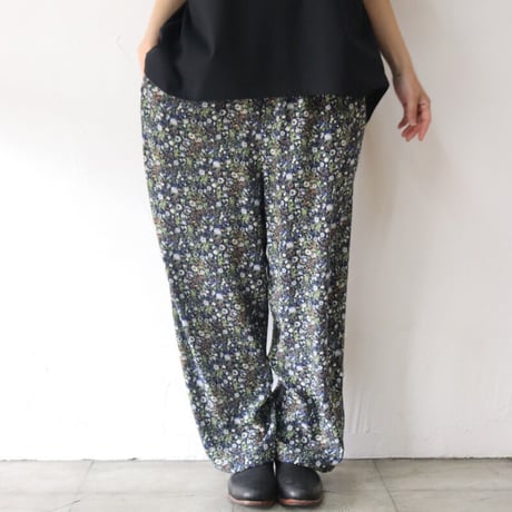 TRAVAIL MANUEL トラバイユマニュアル　フラワープリントイージーパンツ　#ネイビー