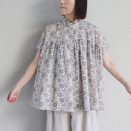 soil ソイル　フラワーフリルカラーフレンチスリーブシャツ　#ブラック、ベージュ
